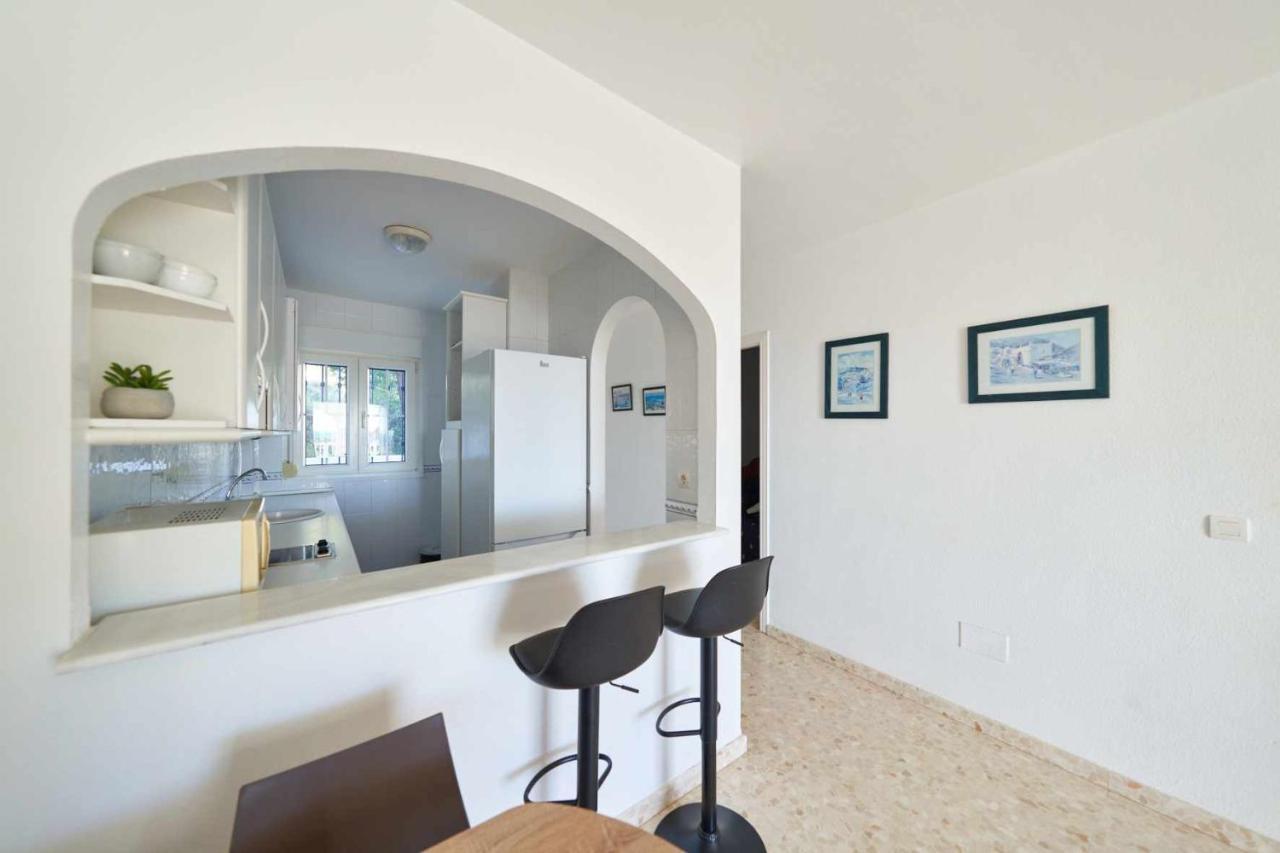 Balcon De Piscina Parking Apartment